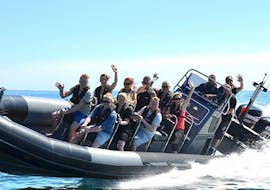 Personnes s'amusant durant leur Balade en bateau vers Monaco, la Grotte de la Mala et Nice depuis Villefranche avec Glisse Evasion Côte d'Azur.