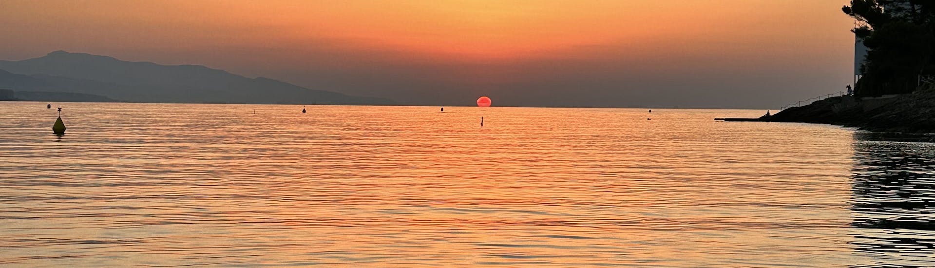 Vue sur le lever de soleil lors de la Balade au lever du soleil en bateau semi-rigide depuis Nice vers Saint-Jean-Cap-Ferrat avec Petit-déjeuner de Nissa Croisières.