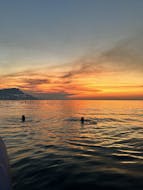 Personnes se baignant en regardant le lever de soleil durant leur Balade au lever du soleil en bateau semi-rigide depuis Nice vers Saint-Jean-Cap-Ferrat avec Petit-déjeuner avec Nissa Croisières.
