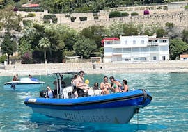 Personnes sur de l'eau cristalline durant leur Balade en bateau semi-rigide depuis Nice vers Saint-Jean-Cap-Ferrat et Monaco avec Petit-déjeuner avec Nissa Croisières.