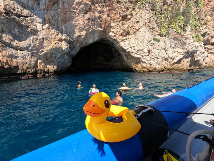 Personnes s'amusant dans l'eau pendant leur Balade en bateau semi-rigide depuis Nice vers Saint-Jean-Cap-Ferrat et Monaco avec Petit-déjeuner avec Nissa Croisières.