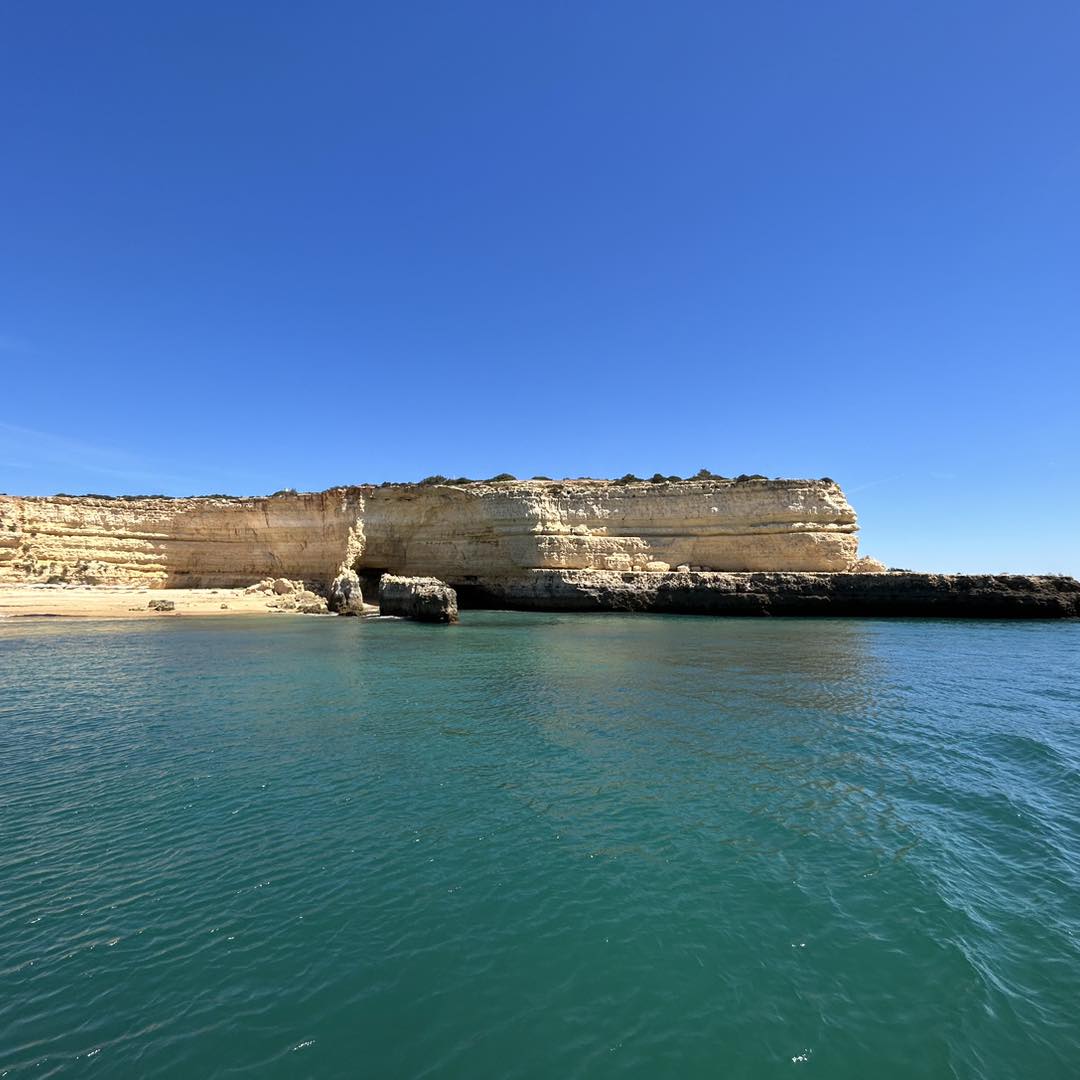 Gita privata in barca a Benagil con bagno in mare e visita turistica con Cruzeiros da Oura Vilamoura.
