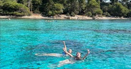 Filles s'amusant durant leur Balade en bateau semi-rigide depuis Nice aux Îles de Lérins  et au Cap d'Antibes avec Snorkeling avec Nissa Croisières.