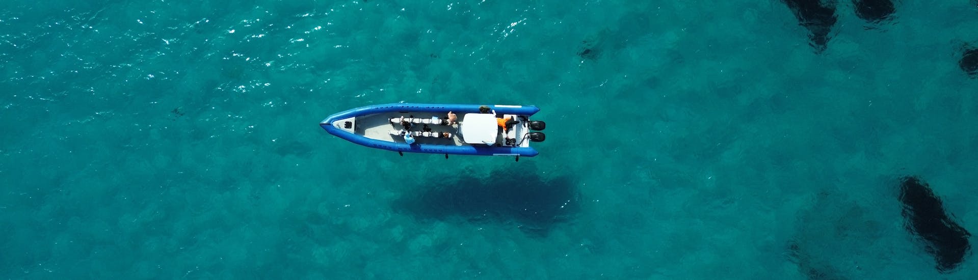 Bateau sur une eau cristalline durant la Balade en bateau semi-rigide depuis Nice aux Îles de Lérins  et au Cap d'Antibes avec Snorkeling avec Nissa Croisières.