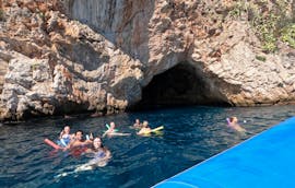 Groupe de personnes s'amusant dans les grottes de La Mala Balade en bateau semi-rigide depuis Nice vers Saint-Jean-Cap-Ferrat et Monaco avec Snorkeling avec Nissa Croisières.