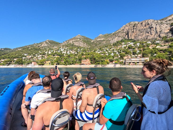 Groupe de personnes s'amusant durant leur Balade en bateau semi-rigide depuis Nice vers Saint-Jean-Cap-Ferrat et Monaco avec Snorkeling avec Nissa Croisières.