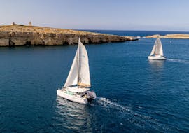Gita privata in catamarano da Tigné a Comino con Suncat Malta Charters.