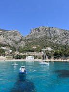 Magnifique paysage observé durant la Balade en bateau semi-rigide depuis Nice vers Villefranche-sur-Mer et Monaco avec Snorkeling avec Nissa Croisières.