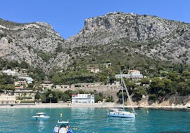 Magnifique paysage observé durant la Balade en bateau semi-rigide depuis Nice vers Villefranche-sur-Mer et Monaco avec Snorkeling avec Nissa Croisières.