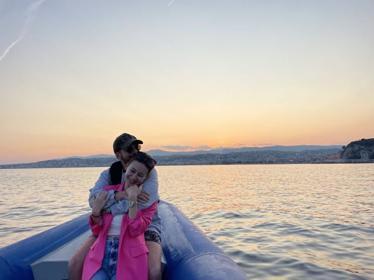 Couple très mignon et romantique qui apprécie le coucher de soleil durant leur Balade au coucher de soleil en bateau semi-rigide depuis Nice vers Saint-Jean-Cap-Ferrat et Villefranche-sur-Mer avec Apéritif avec Nissa Croisières.