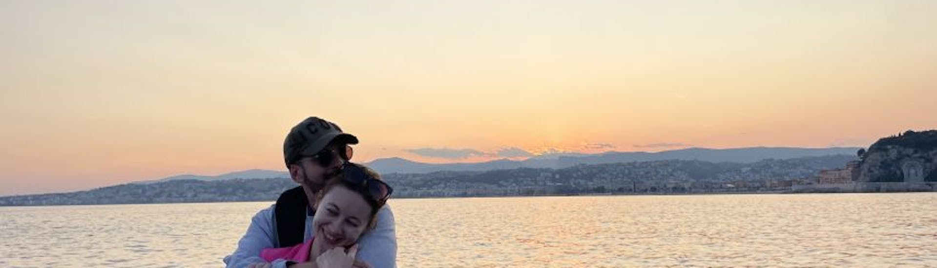 Couple très mignon et romantique qui apprécie le coucher de soleil durant leur Balade au coucher de soleil en bateau semi-rigide depuis Nice vers Saint-Jean-Cap-Ferrat et Villefranche-sur-Mer avec Apéritif avec Nissa Croisières.