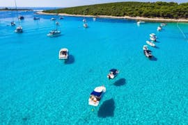 Vista panorámica de barcos a motor en Split con Waterworld Croatia