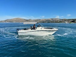 De speedboot die wordt gebruikt tijdens de Privé boottocht van een halve dag naar Blue Lagoon, Solta-eiland en Duga Cove met Leo Tours.