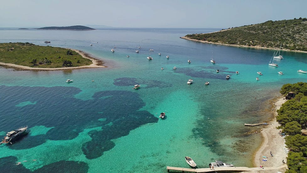 Een uitzicht van bovenaf van alle boten rondom de eilanden tijdens de halve dag boottrip naar Blue Lagoon, Solta-eiland en Duga Cove met Leo Tours.