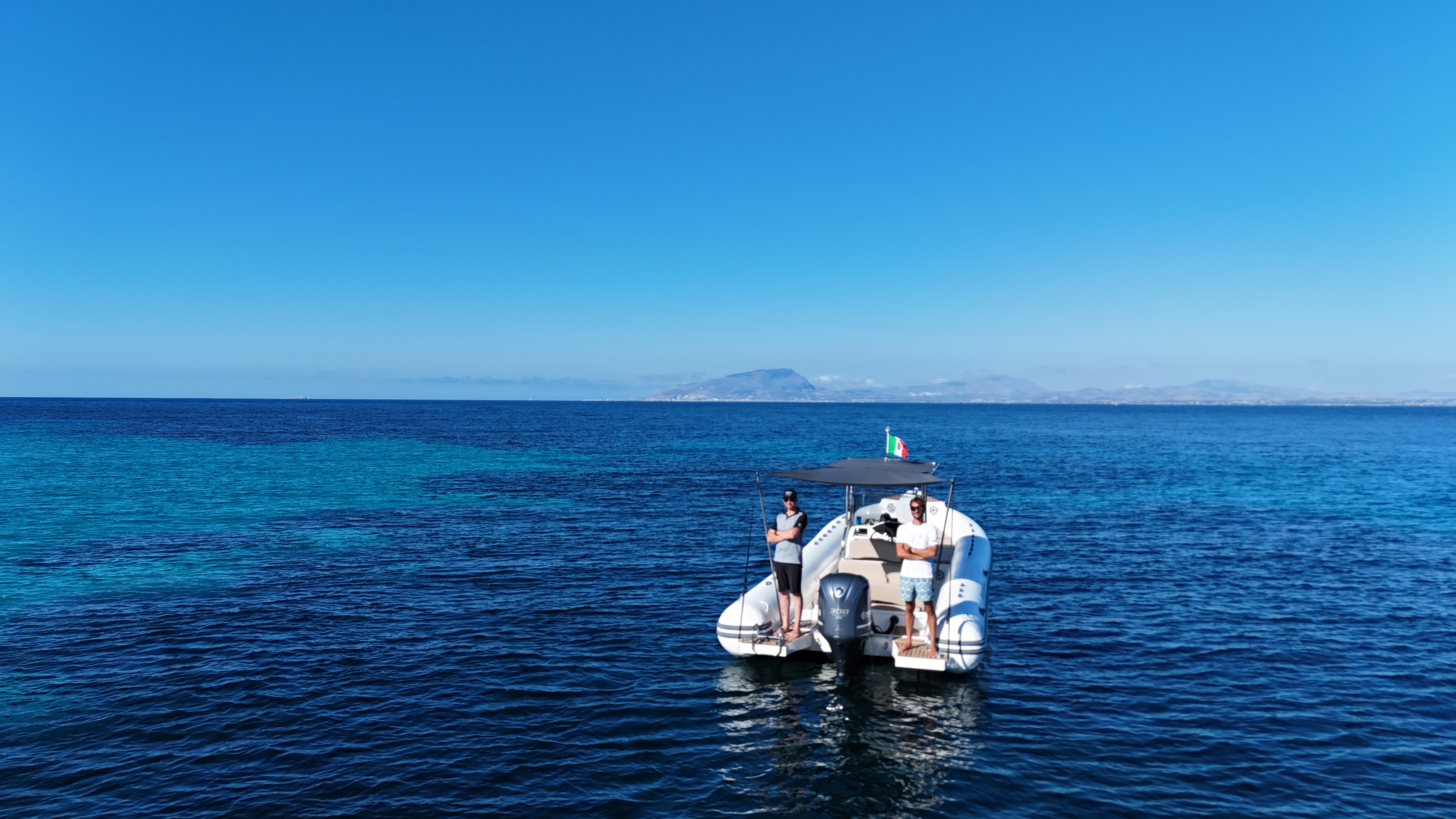 Gita in gommone privato a Favignana e Levanzo con partenza da Marsala con pranzo e aperitivo con Egadi Boat.