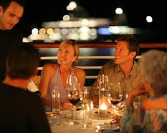 Sonnenuntergangs Bootstour nach Riccos Bay von Paphos mit Abholservice, Abendessen und Feuerwerk. mit Paphos Sea Cruises.