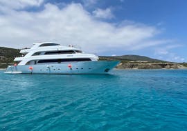Gita in barca a Baths of Aphrodite con bagno in mare e visita turistica con Paphos Sea Cruises.