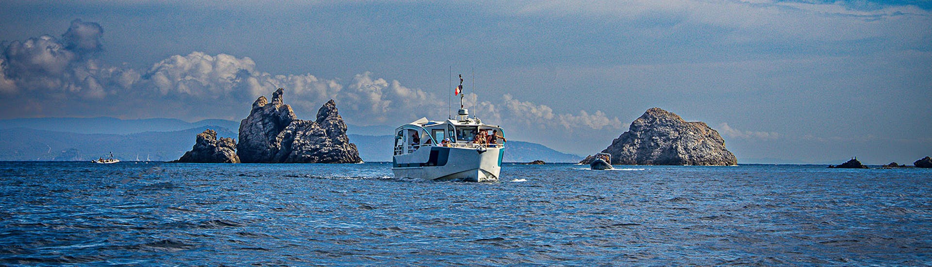 Magnifique paysage et bateau hybride durant la Navette aller-retour pour l'île de Porquerolles depuis Bormes-les-Mimosas avec Latitude Verte Bormes-les-Mimosas.