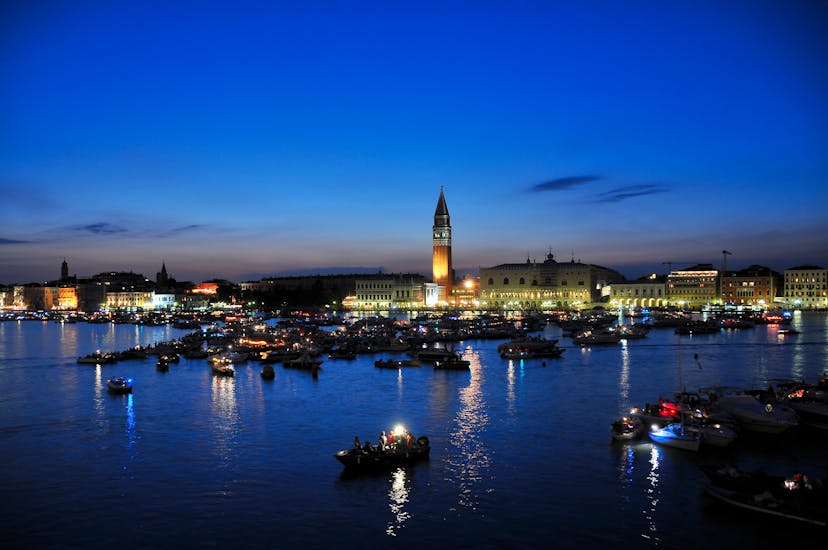 Giro turistico notturno in barca tra i canali di Venezia.