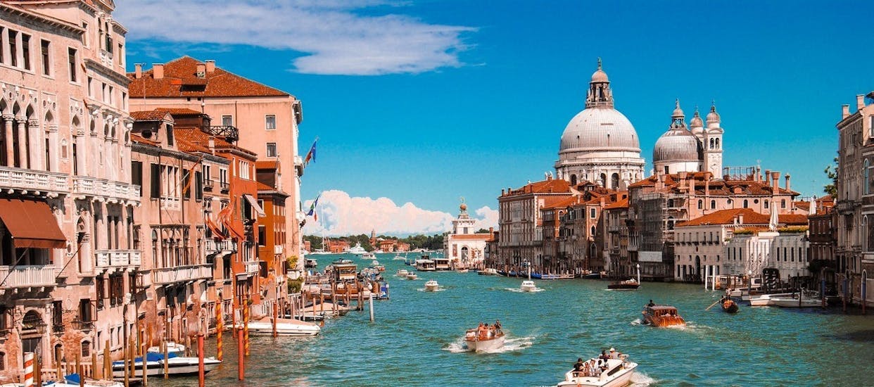 Giro turistico in barca tra i canali di Venezia.