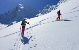 Zwei Skitourer genießen den Schnee während der Privaten Skitour für Fortgeschrittene mit Martin Lancaric.