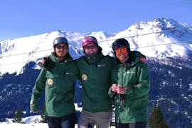 Tres instructores de esquí de la Escuela Privada de Esquí y SB Ben&Joe's Davos, en sesiones particulares de esquí para adultos de todos los niveles en Davos.