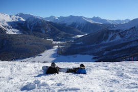 Snowboarder die den privaten Snowboardkurs für Kinder & Erwachsene aller Levels von der Skischule Ben&Joe's Private Ski & SB School Davos in Davos besuchen.