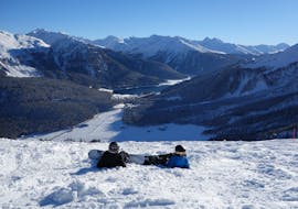 Snowboarder die den privaten Snowboardkurs für Kinder & Erwachsene aller Levels von der Skischule Ben&Joe's Private Ski & SB School Davos in Davos besuchen. 
