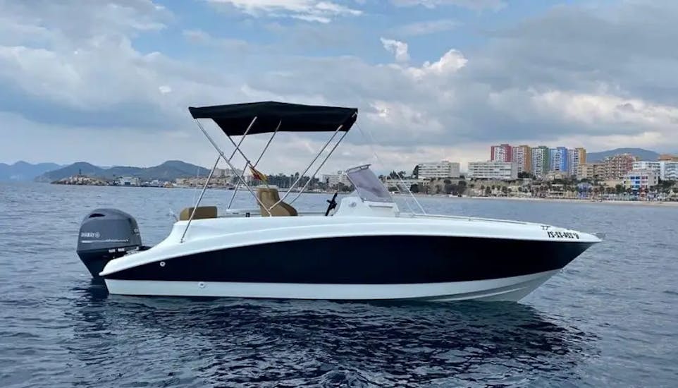Side view of Remus620 boat from Todajet Benidorm
