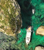 Vue du bateau depuis le dessus, pendant la croisière privée aux îles Lavezzi au départ de Bonifacio avec repas avec Briseis Croisières Bonifacio.