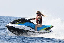 Mujer en un safari en moto de agua en la Isla de Benidorm y las calas de Villajoyosa con Todajet