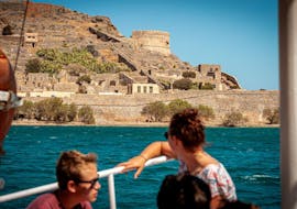 Boottocht naar Spinalonga met zwemmen & toeristische attracties met Platanos Tours Crete.