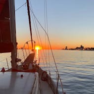 Giro in barca a vela al tramonto sul Tago con aperitivo con Furanai Sailboat Tours Lisbona.