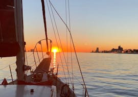 Giro in barca a vela al tramonto sul Tago con aperitivo con Furanai Sailboat Tours Lisbona.