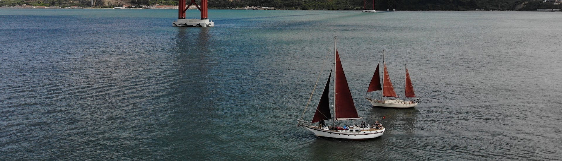 Giro in barca a vela al tramonto sul Tago con aperitivo.