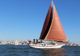 Gita pomeridiana in barca a vela sul Tago con aperitivo con Furanai Sailboat Tours Lisbona.