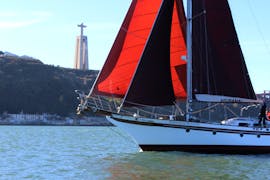 Gita in barca privata al tramonto sul Tago con aperitivo con Furanai Sailboat Tours Lisbona.