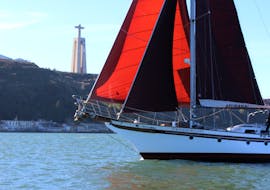Gita in barca privata al tramonto sul Tago con aperitivo con Furanai Sailboat Tours Lisbona.