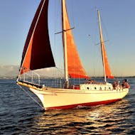 Gita in barca privata sul Tago al tramonto con aperitivo con Furanai Sailboat Tours Lisbona.