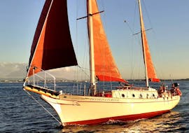 Gita in barca privata sul Tago al tramonto con aperitivo con Furanai Sailboat Tours Lisbona.