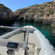Gita privata in barca da Sliema a Santa Maria Caves  e bagno in mare con A1 Boat Charters Malta.