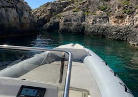Hier ist die Ranieri Sea Lady, ein Motorboot mit dem man die Küstenregion Maltas mit A1 Boat Charters erkunden kann.
