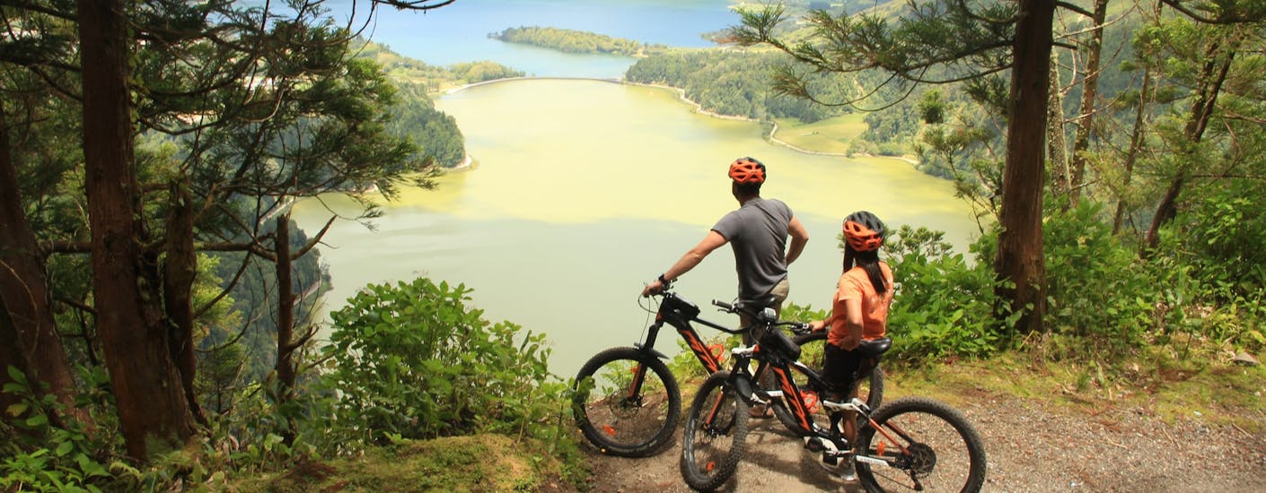 People stopping with their bikes to enjoy the view from E-Bike Self Guided Tour in Sete Cidades - Itinerary 3.