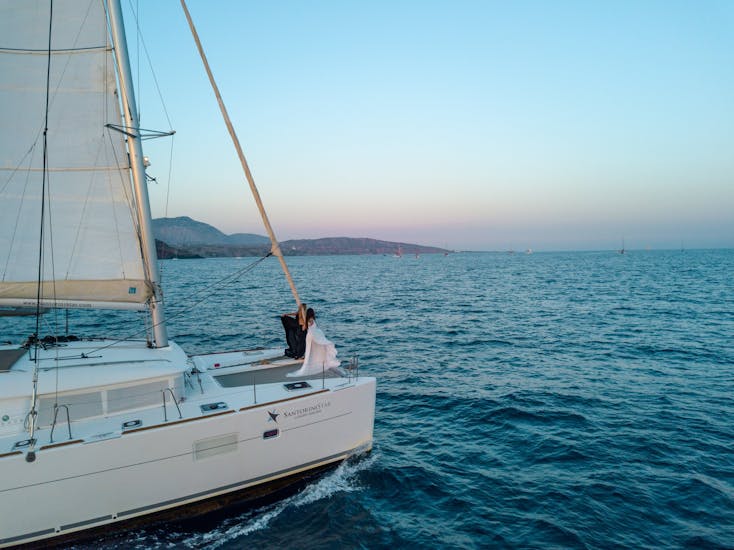 Paseo en catamarán por la costa de Santorini con cena y atardecer.