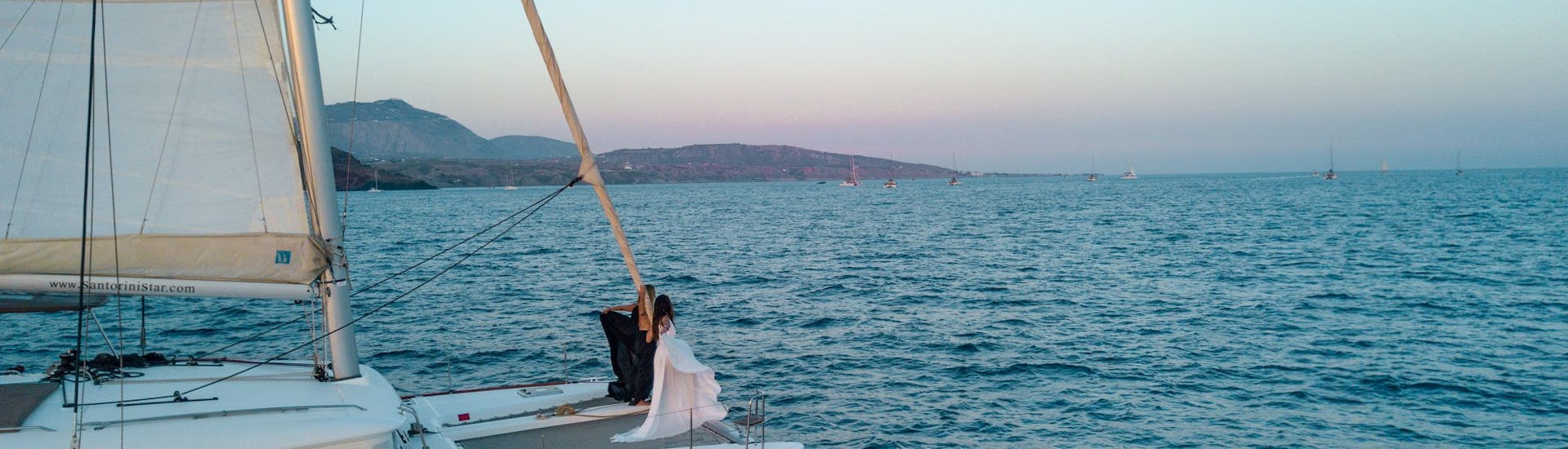 Paseo en catamarán por la costa de Santorini con cena y atardecer.