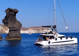 Un parada para bañarse durante un Paseo en catamarán por la costa de Santorini al Volcán con almuerzo con Santorini Sailing Star Luxury.