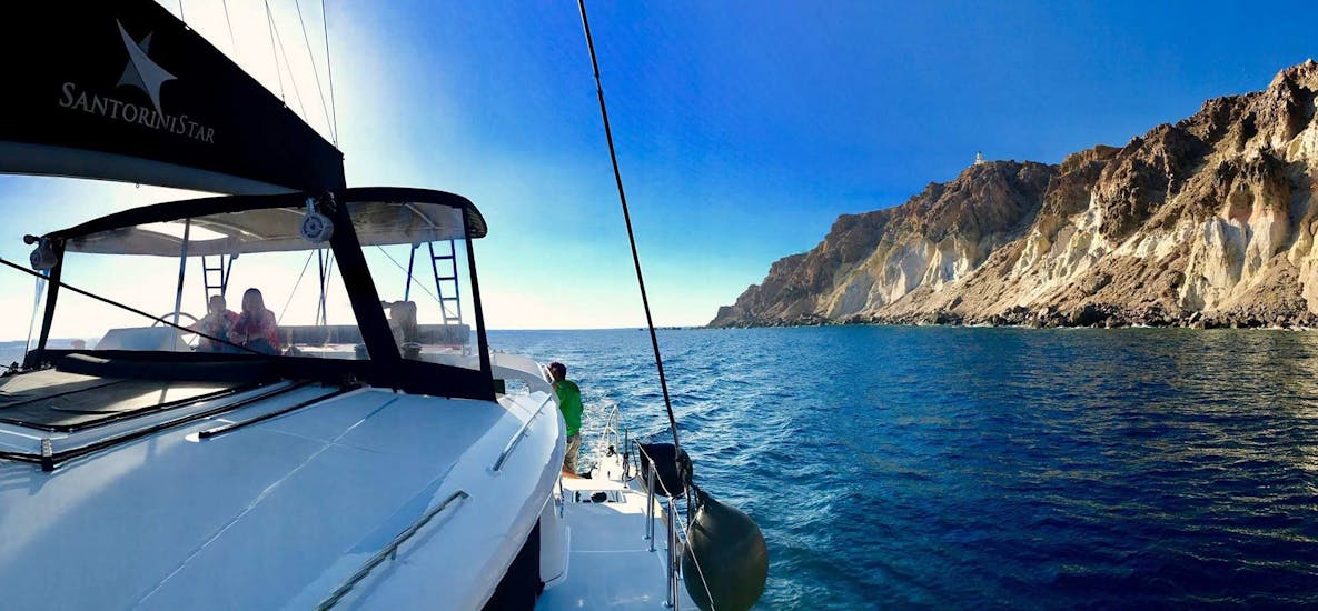 Paseo en catamarán por la costa de Santorini al Volcán con almuerzo.