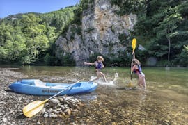 People having fun during a stopover during their 6km Kayak & Canoe Hire on the Tarn River through Sainte-Enimie for Beginners from Lo Canoë Gorges du Tarn.