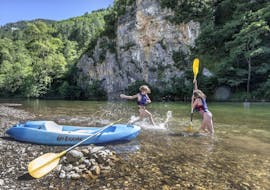 People having fun during a stopover during their 6km Kayak & Canoe Hire on the Tarn River through Sainte-Enimie for Beginners from Lo Canoë Gorges du Tarn.