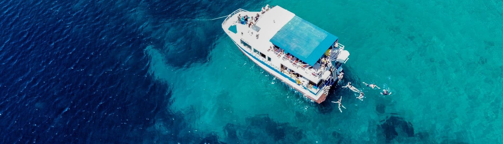 Een foto van bovenaf van de boot Kitkat tijdens de Boottocht naar de eilanden Silba en Olib met Lunch & Zwemmen van Sunturist Novalja.